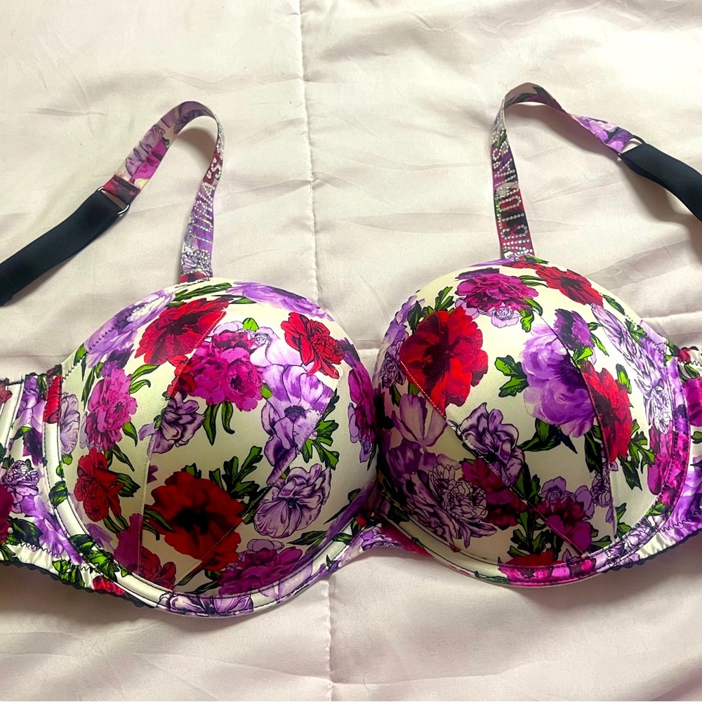 Victoria’s Secret push up bra embellishes with rhinestone straps 34DDD